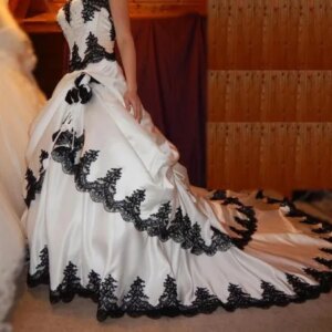 Vintage Wedding Dress Gothic Black And White Bridal Gowns Back Lace Up Corset Customized Robe De Mariage Chapel Train