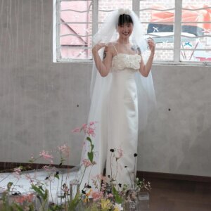 Boho 3D Flowers Satin Wedding Dress With Detachable Long Train Lovely Spaghetti Straps Sleeveless Sheath Bridal Gown With Bows