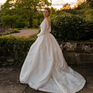 Customized Classic Satin Wedding Dress O Nckeline Long Sleeves V Backless Elegant A Line Sweep Train Bridal Photoshoot Dress