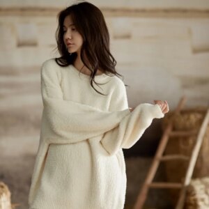 White Ladies Pajamas Warm Plush Outerwear Elegant Women’s Fashion Soft Fur Fabric Keep Warm Stylish Luxurious Cold Weather Wear