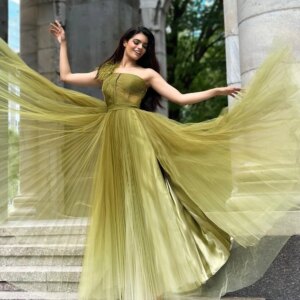 Customized Simple Tulle Sequined Feather Ruched A-line One-shoulder Long Dresses Evening Dresses Retro Fashion Elegant Exquisite