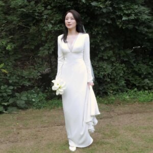 Customized Elegant Soft Satin V Neck Wedding Dress For Women Long Sleeves Mermaid Bridal Gown Sweep Train Sheath Bridal Dress