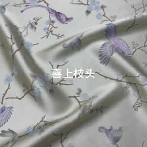 The new product Tou features a 19momme stretch jacquard positioning spray-painted silk fabric for stylish cheongsam dress