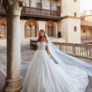 Charming Off-the-shoulder Wedding Dress 2025 Elegant Applique Bridal Gown Romantic Sleeveless A-line Floor-length Gown Customize