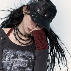 A niche heavy industry versatile street rivet aged and polished leather cap flat top baseball cap