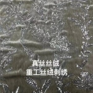 The new high-end custom heavy industry embroidered silk velvet fabric has a Chinese style and small made of