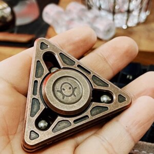 EDC Sandwich Three-leaf Fingertip Gyroscope Spins for A Long Time Metal Decompression Toy Adult Leisure Entertainment Desk Toy