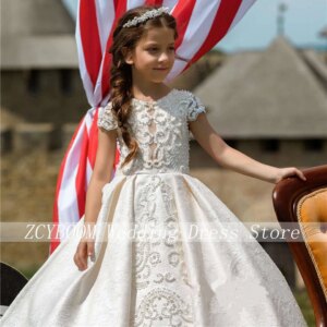 Customized Luxury O-Neck Pearls Short Sleeves Flower Girl Dress 2025 Ball Gown Floor Length Sweep Train First Buttons Communion