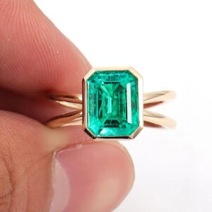 High Jewellery custom 18K emerald ring, sky, luxury touch Exquisite craftsmanship to create a unique style