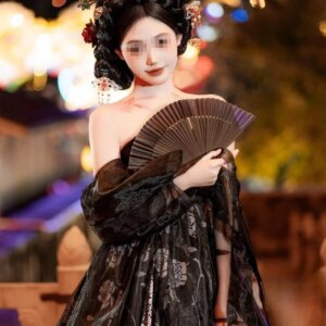 Travel to shoot Yanbian ethnic clothing women dark Changbai Mountain black