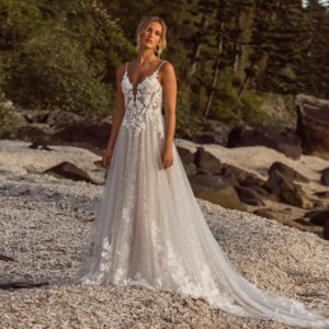 Chic A Line Beach Wedding Dress for Women Spaghetti Strap V Neck Bridal Dresses Lace AppliquesBoho Robe De Mariee Sweep Train