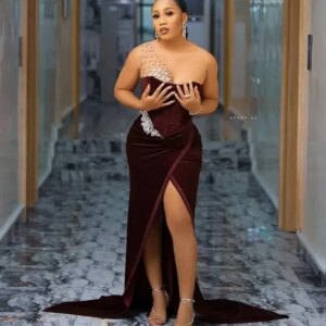 2025 Arabic Aso Ebi Sheer Neck Velvet Prom Dresses Beaded Crystals High Split Evening Formal Engagement Gowns Robe De Soiree