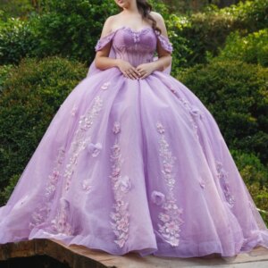 Light Purple Shiny Quinceanera Dresses Off Shoulder Ball Gown Sweet 16 Dress Beading Crystal Applique Flower Bow Tull Birthday