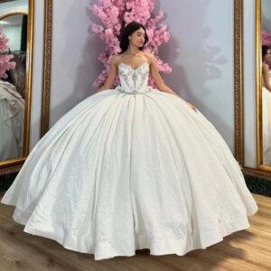 Sparkly White Princess Quinceanera Dresses Off Shoulder Ball Gown Appliques Lace Bow Crystals Beads Tull Sweet 16 Dress Vestidos