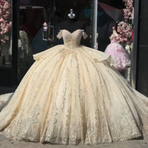 Champagne Shiny Quinceanera Dresses Off Shoulder Ball Gown Sweet 16 Dress Beading Sequin Appliques Lace Bow Tull Corset Birthday