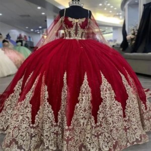 Sparkly Red Quinceanera Dresses Halter Beads Gold Appliques Lace With Cape Princess Sweet 16 Party Gown vestidos para xv años