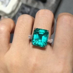 Ruif Customize 18k Gold about 10ct ViVid Green Lab Grown Emerald Ring for Women Top Quality Engagement Party Fine Jewelry Gift