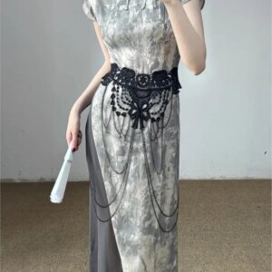 A new Chinese-style irregularly dyed cheongsam top with drape wide-leg trousers and stylish waist chain suit
