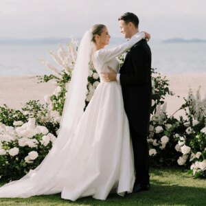 Customized Satin Long Sleeves Wedding Dress Elegant A Line Backless Bridal Outdoor Garden Wedding Gown Robe De Mariée TSWD560