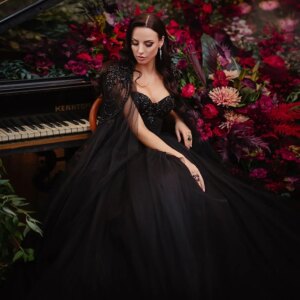 Black Evening Dress with Cape Sleeves Fashion Beads Appliques Sweep Train A-Line Gowns Elegant Women Formal Party Dresses
