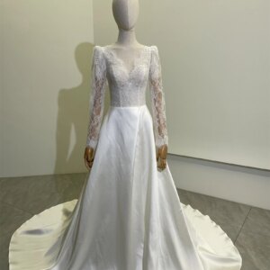 Elegant V-neck Wedding Dress Long Sleeve Lace Women’s Simple Wedding Dress Satin A-line Bride’s Wedding Dress