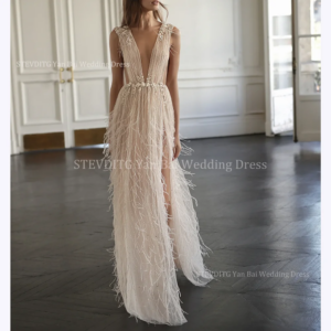 Elegant A-Line Prom Dresses Fashion Deep V-Neck Bohemian Style Gowns Luxury Feathers Side Split Backless Robes de mariée