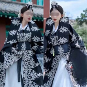 Travel shooting family clothing Yanbian female traditional wedding dress studio exterior scene black atmosphere