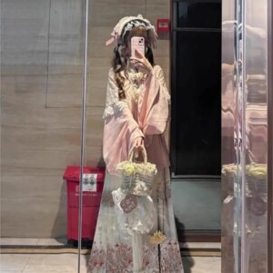 A pink eclectic suit dress is cute and sweet for Hanfu women