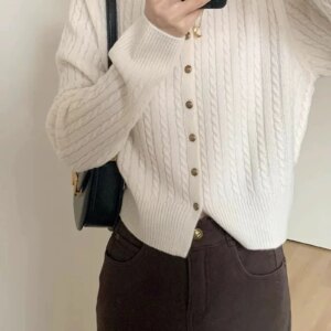 Luxurious gray cable-knit 100% cashmere cardigan for women, suitable for spring, autumn, and winter, with a relaxed cozy style.