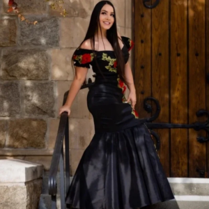 Lace-Trimmed Mermaid-Style Mother’s Dress