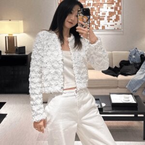 2025 Early Spring New Arrival Heavy Embroidered Yarn Crochet Round Neck Long Sleeve Short Knitted Cardigan Top