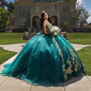 Emerald Green Shiny Quinceanera Dresses Off Shoulder Gold Lace Appliqued Lace Bow Beading Crystal Ball Gown Sweet 16 Vestidos 15