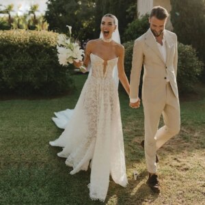 Stunning Lace A Line Wedding Dress for Women Plunging Neck Sleeveless Boho Bridal Dresses Sweep Train Beach Robe De Mariee