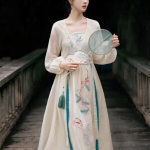 Hanfu suit with Chinese style Tang Song style embroidery and embroidery large sleeves, elegant retro fairy costume