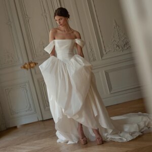 Off The Shoulder Taffeta Wedding Dress A Line Short Sleeves Court Train Classic Bridal Gown Lace Up Back Elegant Bridal Dress