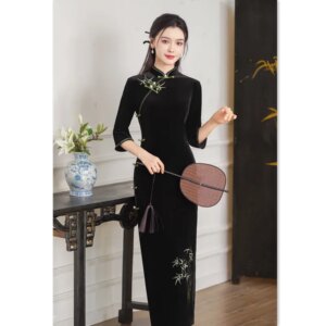 Old Shanghai Retro National Style Black Long Velvet Embroidered 3/4 Sleeves Cheongsam Qi Pao Autumn New Middle-Aged and Elderly
