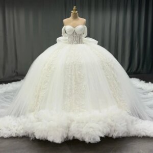 White Shiny Princess Quinceanera Dresses Off Shoulder Applique Lace Beading Crystal Bow Tiered Tull Sweet 16 Dress Ball Gown