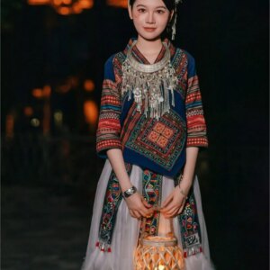 Simple ethnic costume women’s embroidered heavy industry style welcome photography suit