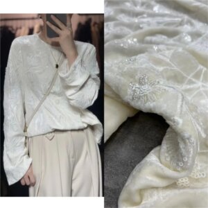 The new haute couture product features a cream-colored base heavy sequin embroidery silk and velvet fabric for Chinese-style top