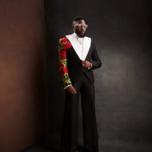 Luxury Crystals Men Suit Set 2 Piece Blazer+Pant Trouser Rose Flower Wedding TuxedoFormal Office Jacket Black White Customized