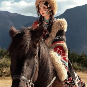 New Tibetan Clothing a Zang Autumn and Winter Big Fur Collar Robe Tibet Lhasa Grassland Travel Photography Halloween