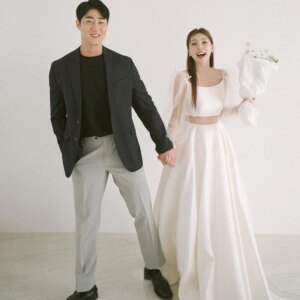 Customized Puffy Long Sleeve Satin Wedding Dress Simple Bridal Photoshoot Dress A Line Sweep Train Bridal Gown Chic TSWD521