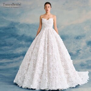 Sweetheart Lace Wedding Ball Gown With Train ,Classical Bridal Dress Chic DW1004