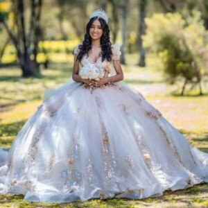 Light Champagne Shiny Quinceanera Dresses Off Shoulder Ball Gown Sweet 16 Dress Beading Crystal Appliques Flower Birthday Party