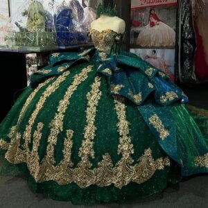 Emerald Green Shiny Princess Quinceanera Dresses Off Shoulder Appliqued Lace Bow Beading Crystal Tull Sweet 16 Dress Ball Gown