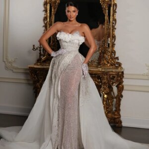 Luxurious Sleeveless Wedding Dress 2025 Romantic Lace Strapless Bridal Gown Shiny Strapless Floor-length Gown Customized