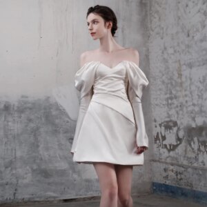 Customized Simple Short Satin Bridal Gown Sweetheart Neckline Long Sleeve Knee Length Bridal Photoshoot Dress Mini Wedding Dress