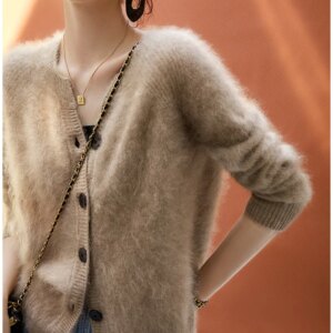 Commuter luxury soft waxy napped cashmere round neck knit cardigan warm waxy soft skin in winter.