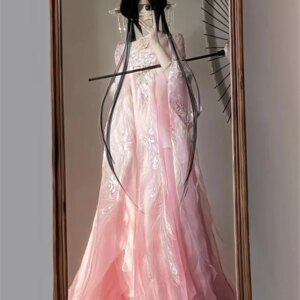 A female Hanfu worker with large embroidered sleeve and chest-length chekhozi dress the deputy team leader is ethereal