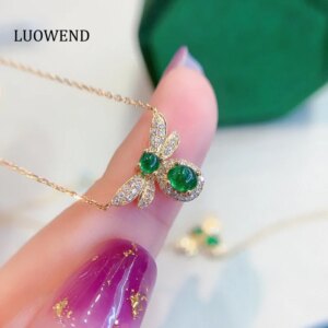 LUOWEND 100% 18K Yellow Gold Necklace Cute Bee Shape Shiny Diamond Natural Emerald Pendant Necklace for Women High Birthday Gift